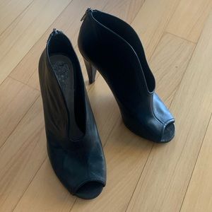 Gorgeousness Camuto black leather bootie type shoes with zipper in back sz 7.5